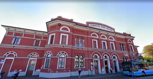 "Sta male?". Ma il marocchino lancia sassi contro la polizia
