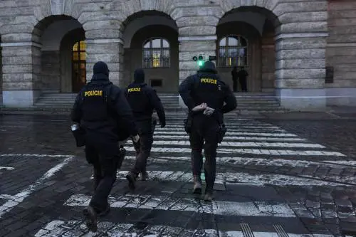 Praga, orrore senza fine: il killer dell'università aveva già ucciso un neonato