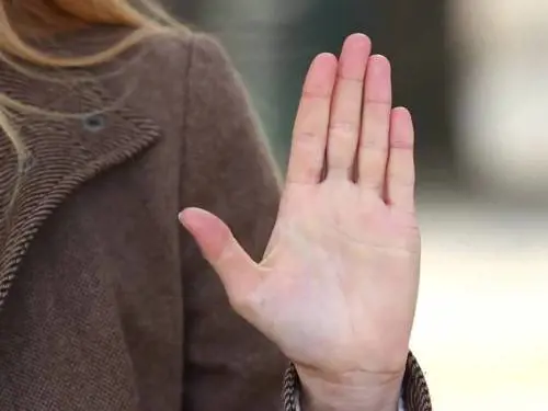 Il padre la maltratta, lei si salva facendo con la mano il "signal for help"