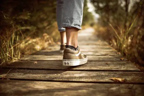 Camminare all’indietro porta benefici: gli studi