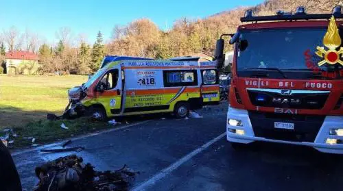 Bologna, auto si schianta contro ambulanza: morta una donna di 26 anni