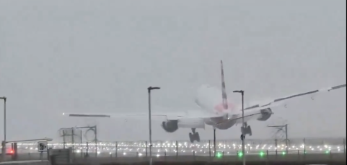 Atterraggio da brividi a Heathrow: cosa è successo all’aereo