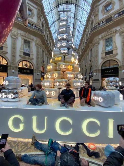 Ecovandali di Ultima generazione imbrattano l’albero di Gucci
