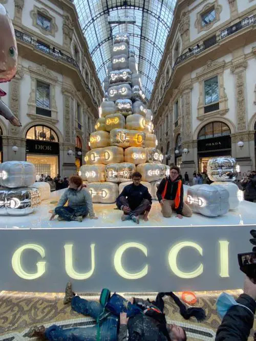 "Siamo la nuova democrazia". Ecovandali imbrattano l’albero Gucci a Milano