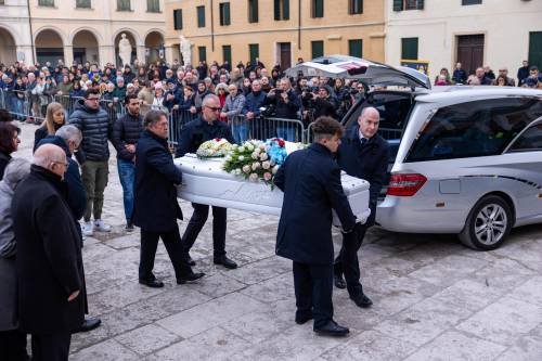 L’ultimo saluto a Vanessa Ballan in Duomo. Il vescovo: “Non c’è senso nella sua uccisione”