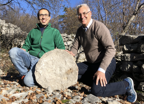 L'archeologo Federico Bernardini (sinistra) e l'astronomo Paolo Molaro (destra) con la pietra ritrovata al Castelliere di Rupinpiccolo che potrebbe essere la più antica mappa celeste Crediti: Inaf