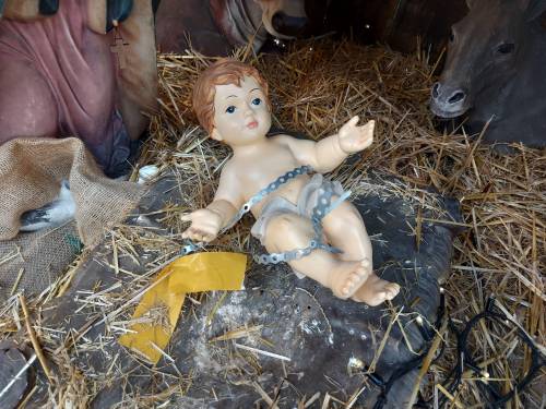 La statua di Gesù bambino "incatenata" a Cesena