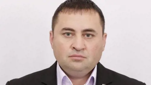 Il corpo senza vita e la caduta: la morte misteriosa di un politico del partito di Putin