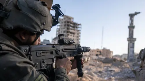 Blitz di Israele nella base dell'intelligence di Hamas: "Trovato materiale prezioso"