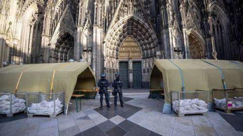 Polizia davanti alla cattedrale di Colonia / br.de