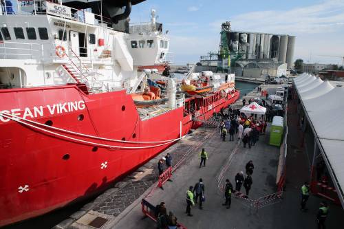 Ocean Viking sotto sequestro a Bari: ha violato il decreto Piantedosi
