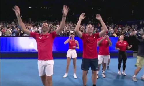 Djokovic festeggia il 2024 in campo e fa il countdown insieme al pubblico