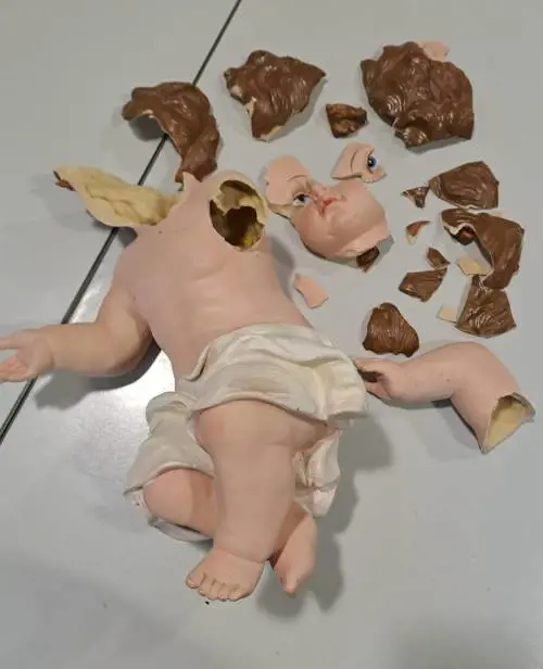I vandali disintegrano la statua di Gesù Bambino