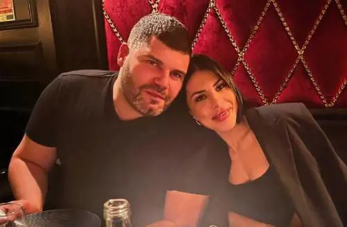 Da Gomorra all'altare, Salvatore Esposito sposa Paola Rossi. La proposta da sogno a New York