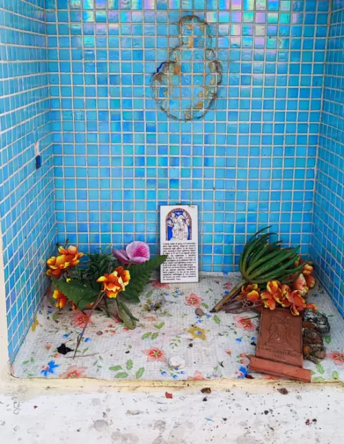 Il tabernacolo danneggiato dai vandali