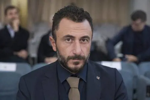"Non rispondo". Pozzolo interrogato a sorpresa sullo sparo di Capodanno