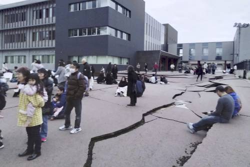 Giappone, la terra trema. Sfollati e incubo tsunami