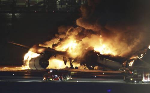 Incidenti, fiamme ed emergenza a bordo: ecco come evacuare un aereo