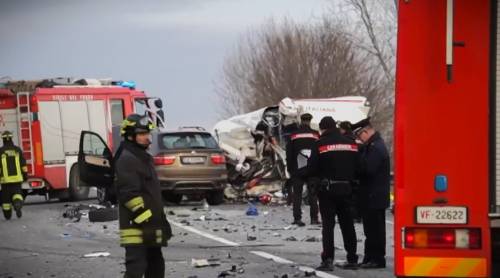 Scontro tra tir e ambulanza a Pordenone, 3 morti e 4 feriti: cos'è accaduto