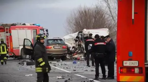 Scontro tra tir e ambulanza a Pordenone, 3 morti e 4 feriti: cos'è accaduto