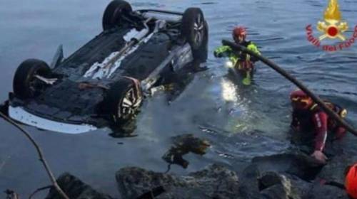 Auto finisce nel lago, un morto e due feriti gravissimi. Vigile del fuoco si tuffa in acqua per salvarli