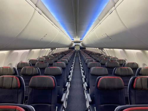 Addio ai sedili reclinabili sugli aerei: ecco perché