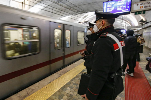 In metro con l'ascia, semina il panico: donna bulgara fermata a Roma
