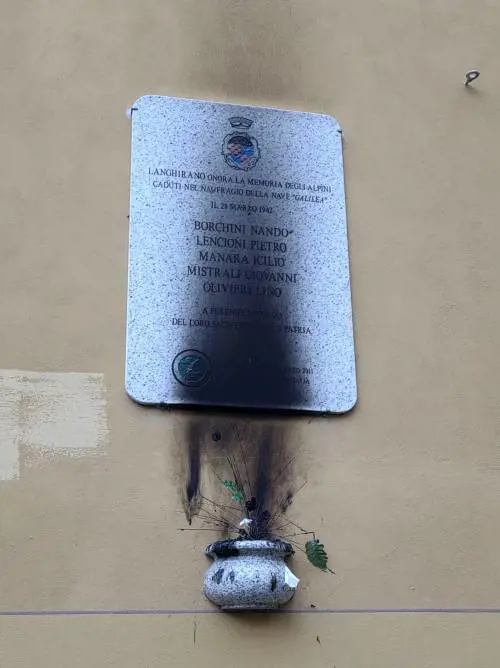 La lapide vandalizzata