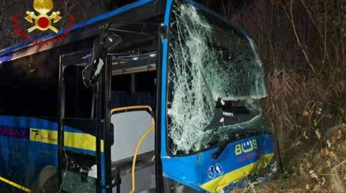 Asti, autobus di linea si scontra con furgone: muore conducente, tre feriti