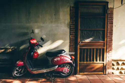 Bici e motocicli nell’androne condominiale: quando è consentito