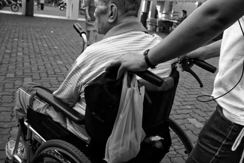 Il furto di 300mila euro e il sequestro in Romania: l'orrore della badante sull'anziana
