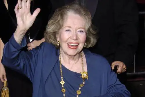 Addio alla signora Banks di Mary Poppins. A 100 anni muore Glynis Johns
