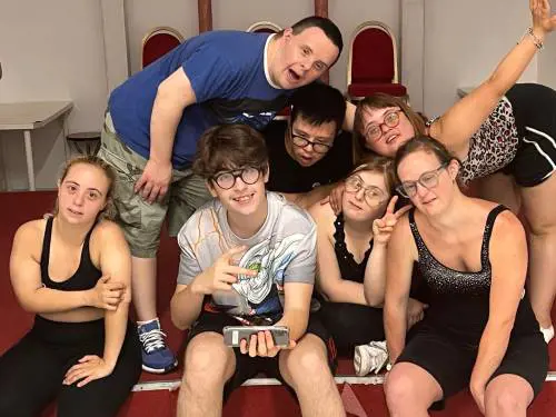 "AbracaDown", la magia dello spettacolo inclusivo dei ragazzi con sindrome di Down