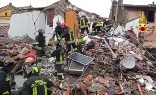 Il boato, poi il crollo della palazzina. Paura alle porte di Roma: salvata una famiglia