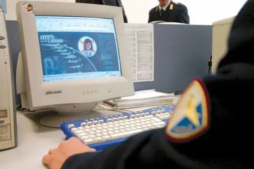 Sottopone il figlio ad abusi sessuali e  invia le foto su X: l'orrore dello straniero