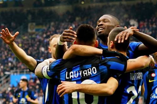 L'Inter piega 2-1 il Verona che sbaglia un rigore al 100'. Nerazzurri campioni d'inverno