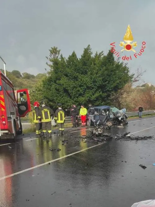 Frontale sulla Ss106, morti 4 giovani in provincia di Catanzaro. Grave un 52enne