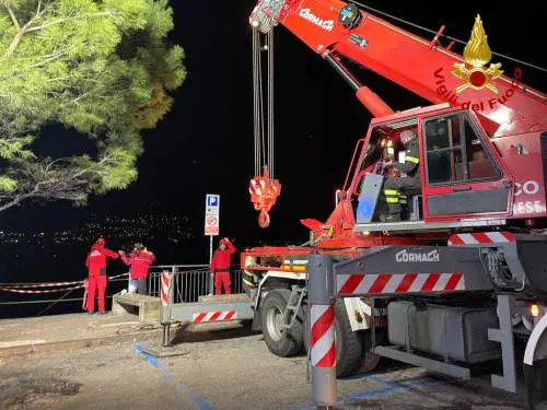 Como, auto finisce nel lago, due morti: l'intervento dei vigili del fuoco