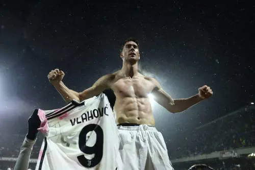 La Juve risponde all'Inter con la testata di Vlahovic