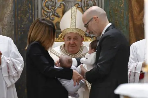 "Utero in affitto da proibire a livello universale": il Papa promuove la linea del governo