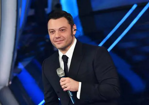 Amadeus e Tiziano Ferro. La vendetta va sui social