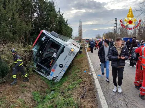 Autobus di linea si ribalta in Emilia, a bordo 50 persone. La maggior parte sono studenti