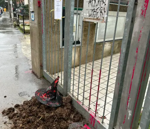 Letame e insulti contro il centro Pro Vita: raid transfemminista a Padova