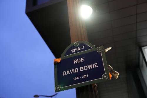 Parigi intesta una strada a Bowie