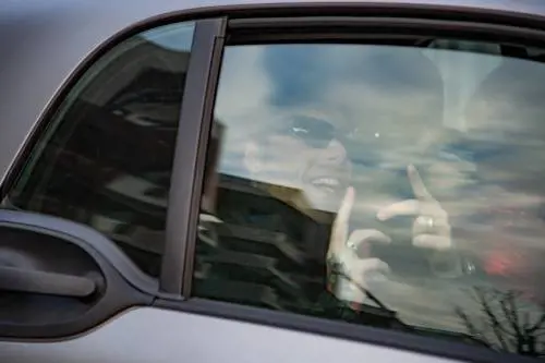 Fedez e le ironie sull’assedio sotto casa. I giornalisti: “Chi ha milioni di follower non può sottrarsi”