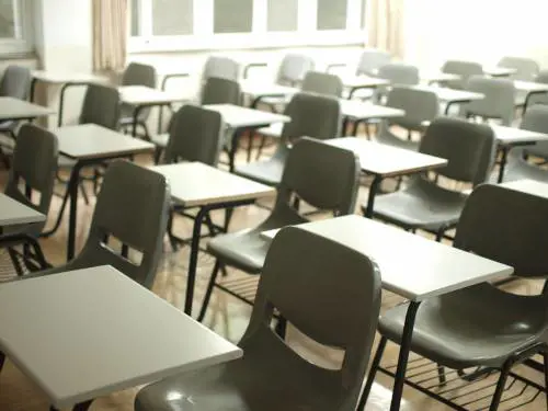 Studente sferra un pugno in faccia al professore per un voto negativo