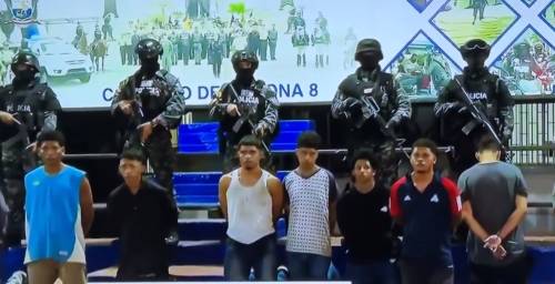 Ecuador nel caos, bande armate in azione. Irruzione in uno studio tv. Proclamato stato di emergenza