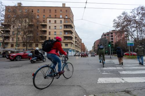 Le immagini del luogo dove è stato travolto il ciclista di Milano
