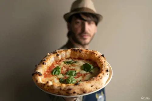 Lioniello, sbarca a Milano il pizzaiuolo "col cappello"