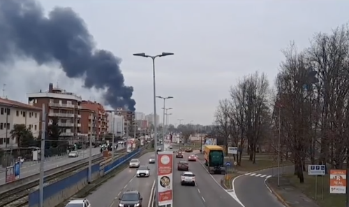 Incendio a Milano, a fuoco le torri bianche di via Saponaro